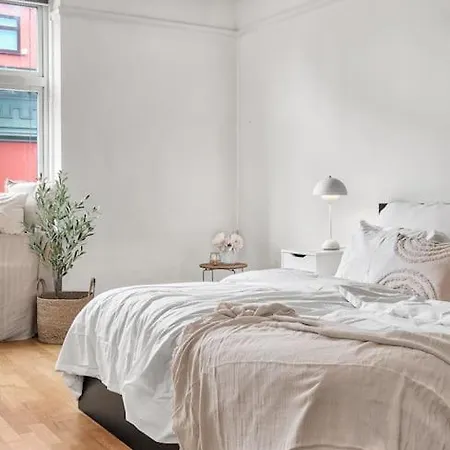 Expansive Charm: Cozy 150sqm Retreat In Leilighet