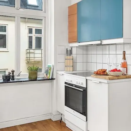 Expansive Charm: Cozy 150sqm Retreat In Lägenhet *