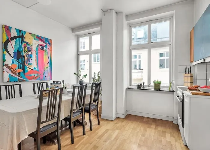 Expansive Charm: Cozy 150sqm Retreat In Appartement