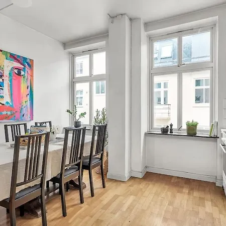 Expansive Charm: Cozy 150sqm Retreat In Apartament